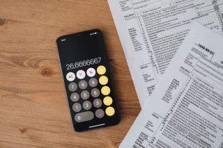 Formulaire de déclaration de revenus posé sur un bureau avec une calculatrice